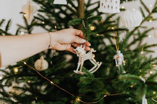 Mujer decorando el árbol de navidad