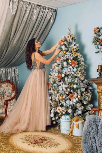 contenido Mujer decorando el árbol de navidad