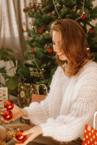 contenido Mujer decorando el árbol de navidad