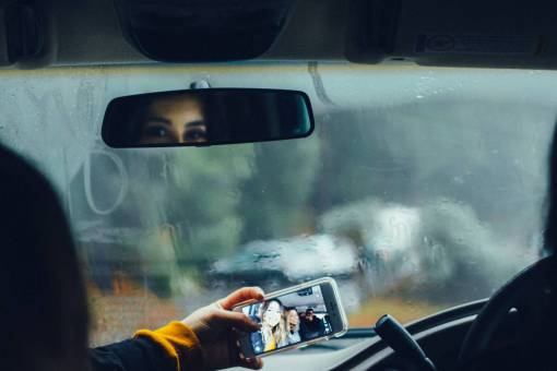 excursionista coche conducción vidrio gotas de lluvia mojado lloviendo viajes