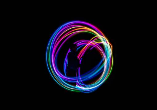 baile noche oscura gente de fuego bailando luces
