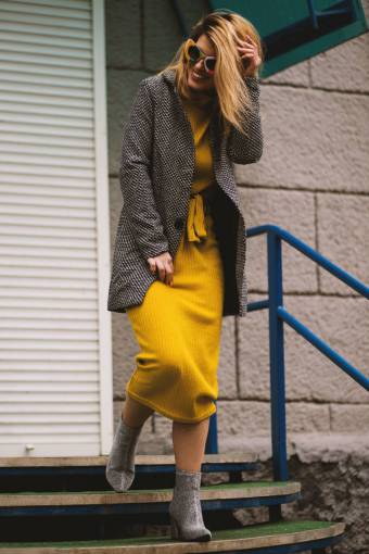 femenino modelo femenino vestido amarillo gafas de sol divertido sonrisa