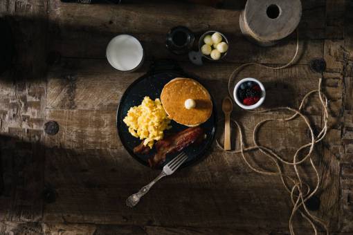 parte superior comida comer desayuno tortitas huevos tocino bayas