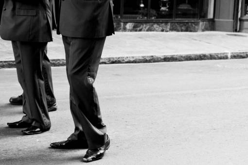 pavimento hombres suites pantalones zapatos de vestir calle acera pavimento