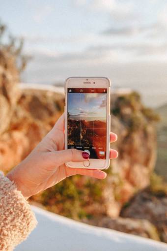 pico de la montana captura de imagen de la cámara del teléfono móvil mujer niña