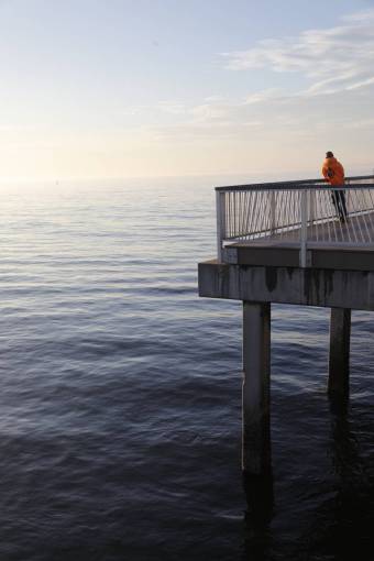 solitario muelle hombre océano mar paisaje marino luz solar cielo