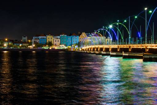 tarde Puente de Pontjesbrug ilumina edificios del paseo marítimo del puerto de agua