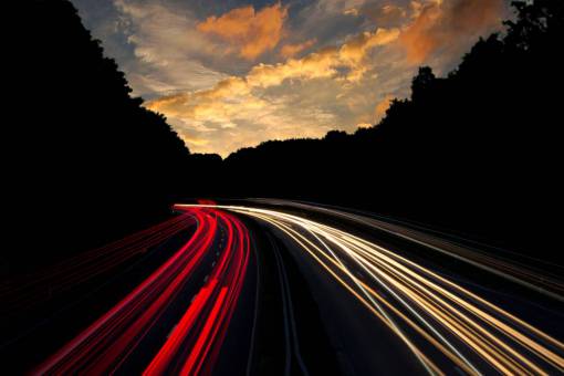 autopista carretera autopista luz oscuro cerca árboles cielo