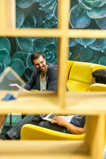 hombre sonriente, reunión de trabajo, hablar, discutir, feliz