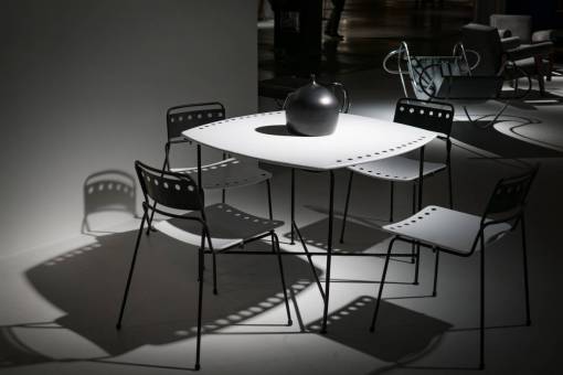 conjunto mesa silla trabajo de oficina sombra en blanco y negro monocromo