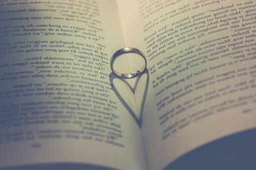 anillo Día de San Valentín anillo libro reflexión sombra HD fondo de pantalla brillante