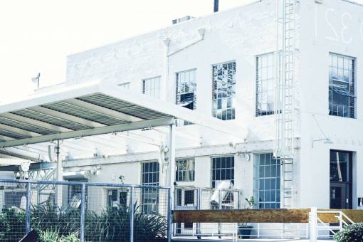 almacenamiento almacén, edificio, ventanas, escalera, blanco, cerca, plantas