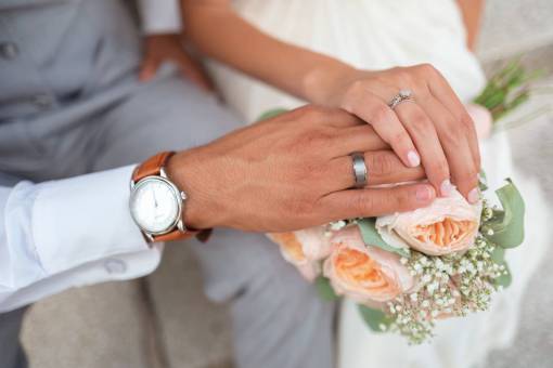 anillo pareja de novios hombre mujer gente ama flor