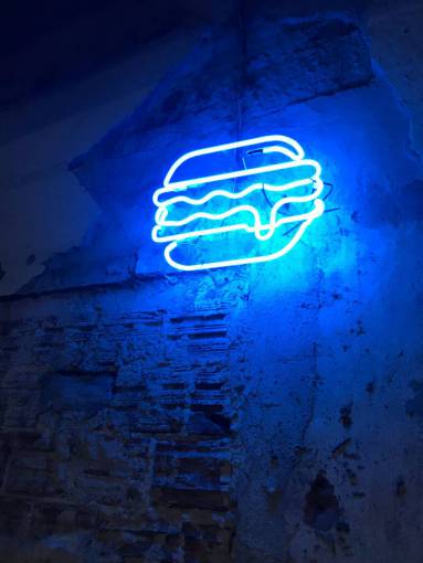 Letrero de neón azul de una hamburguesa