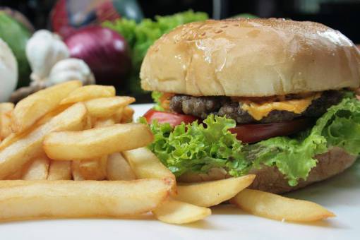 maderas Hamburguesa y papas fritas