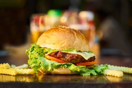 Hamburguesa y papas fritas