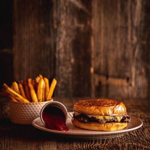 maderas Hamburguesa y papas fritas