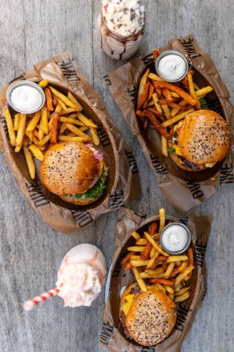 Hamburguesa y papas fritas