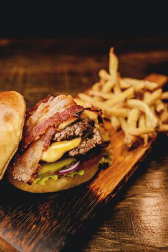 Hamburguesa y papas fritas