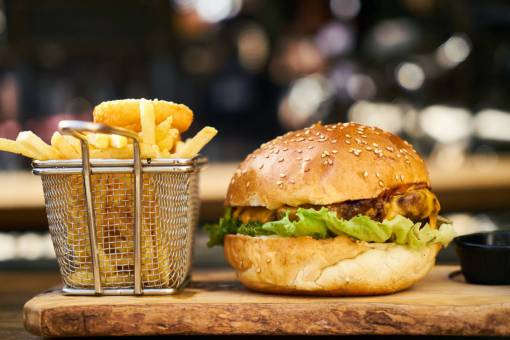 rustico Hamburguesa y papas fritas