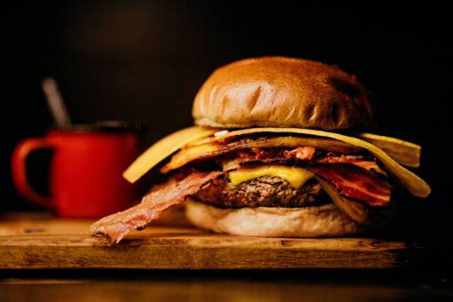 rustico Hamburguesa y papas fritas