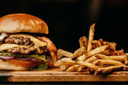 rustico Hamburguesa y papas fritas