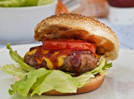 tocar hamburguesas con lechuga y tomate