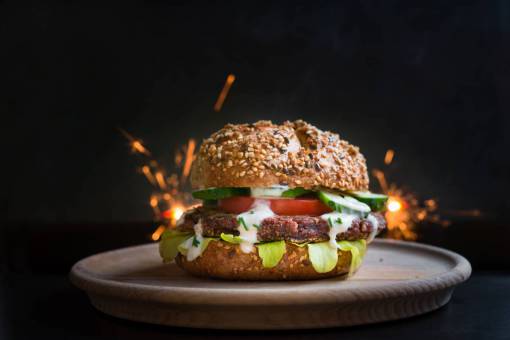 tocar hamburguesas con lechuga y tomate