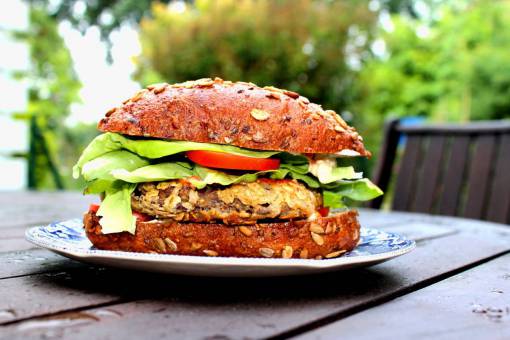 tocar hamburguesas con lechuga y tomate