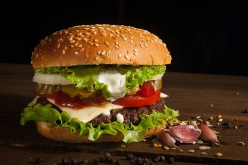 maderas hamburguesas con lechuga y tomate