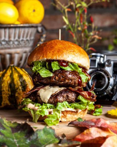 tocar hamburguesas con lechuga y tomate