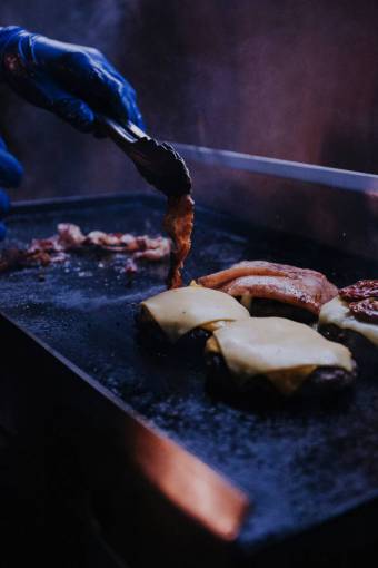 cortar Medallón de carne a la parrilla
