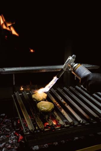 Grilling meat medallion