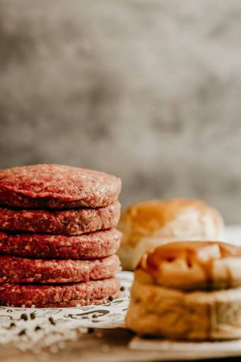 tablero Medallones de carne de hamburguesa