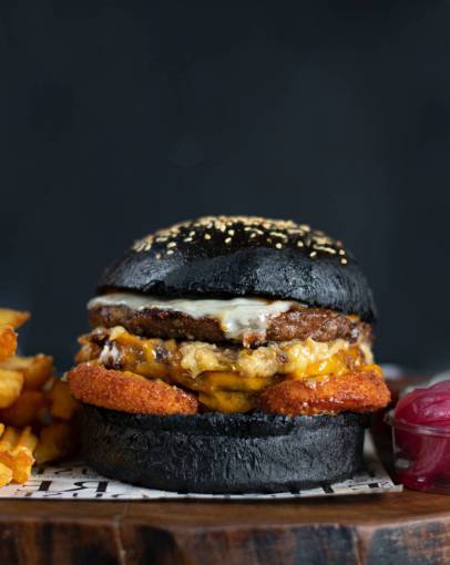 fast Hamburger with black bread