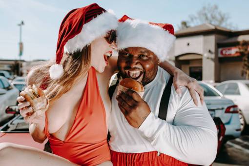 vestir Hombre y mujer, disfrazado de santa claus, comida, hamburguesa