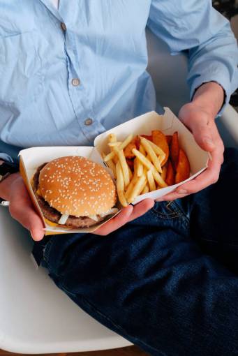 tenencia Hombre, comida, hamburguesa