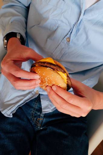 tenencia Hombre, comida, hamburguesa