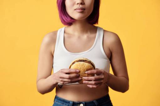 hembra Mujer comiendo hamburguesa