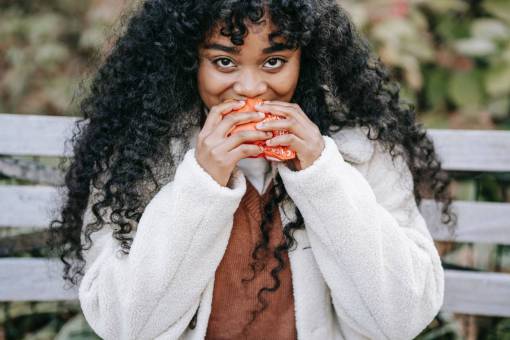 tenencia Mujer comiendo hamburguesa