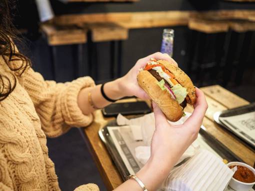 hembra Mujer comiendo hamburguesa