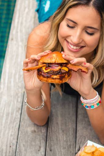 hembra Mujer comiendo hamburguesa