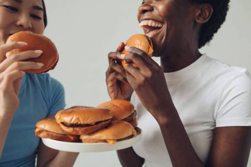 hembra Mujer comiendo hamburguesa