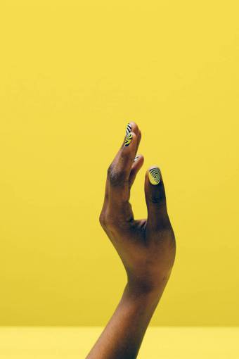 amarillo dedo humano mano humana adulto amarillo primer plano mujer mujer;amarillo;uñas;arte