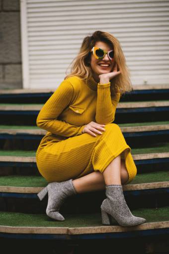 joven estilos de vida mujer; vestido amarillo etnia caucásica mujeres al aire libre una persona sonriendo