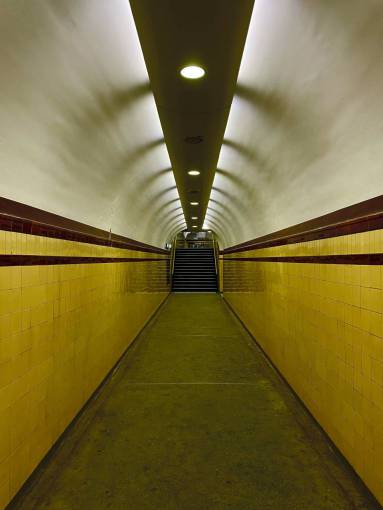 moderno metro de arquitectura subterránea; corredor de punto de fuga del corredor estación de metro interior