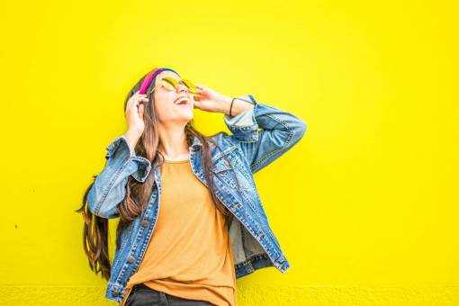joven mujer;adolescente;sonriendo;fondo amarillo estilos de vida una persona adulta joven etnia caucásica mujeres amarillas