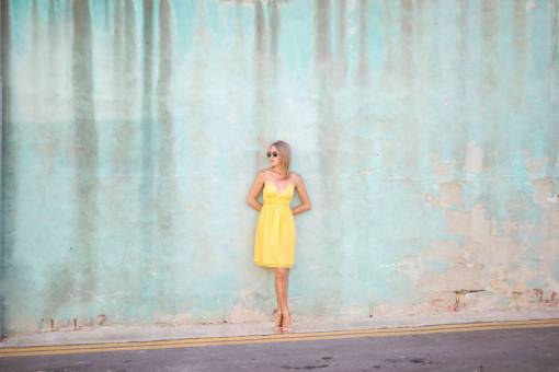 joven mujer adulta joven;vestido amarillo moda adulta una persona etnia caucásica mujer