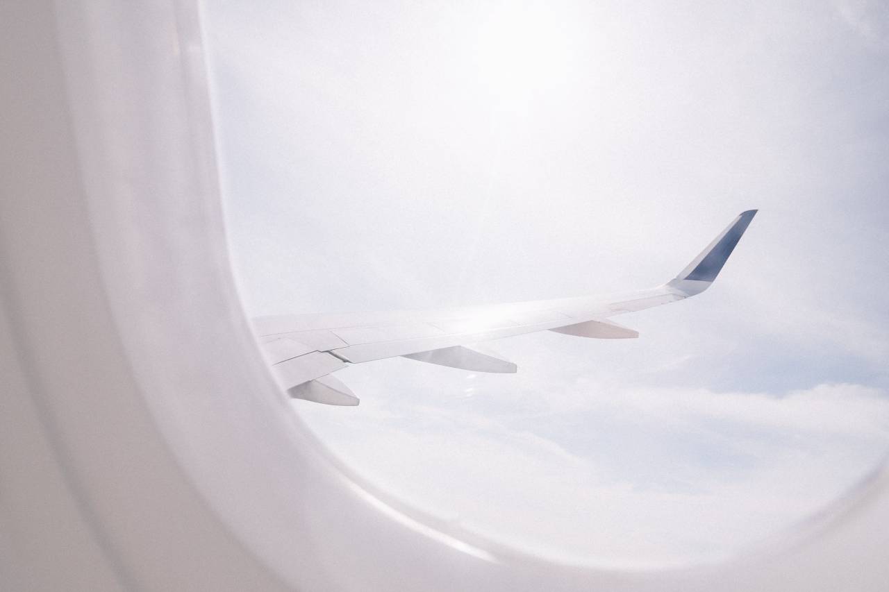 ala;avión;vuelo;ventana,avión,vehículo aéreo,vuelo,avión comercial,transporte,ventana,viajes,azul,ala de avión,viajes de negocios,modo de transporte,viaje,nube,cielo,vista aérea,industria aeroespacial,