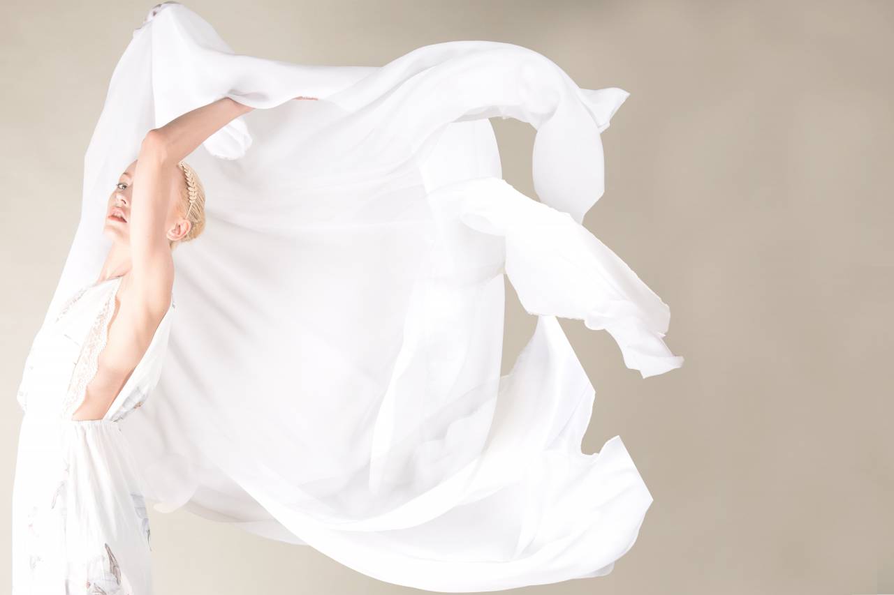 woman;white dress;dress;motion;studio shot;model,women,adult,one person,caucasian ethnicity,backgrounds,beauty,young adult,close-up,wedding,dress,fashion, 